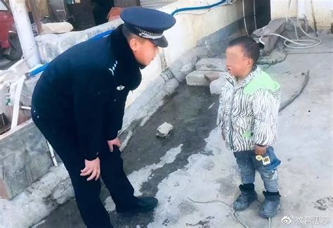 江苏南京：警察叔叔的温柔陪伴，让走失的孩子找回了家