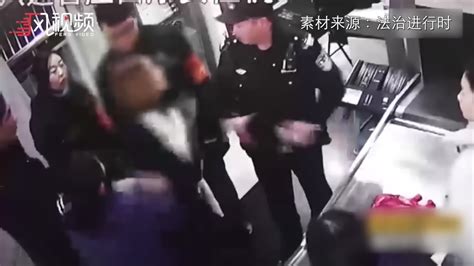 女大学生踢警察 笑称“最多拘15天”_凤凰网视频_凤凰网
