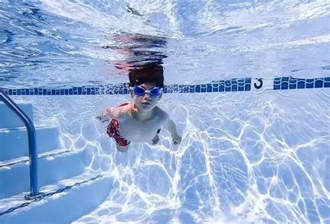 儿童游泳先学什么泳姿？