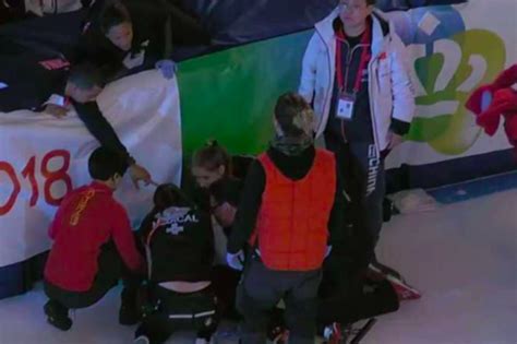 突发！短道速滑世锦赛韩天宇摔倒受伤，被担架抬出赛场送医院急救