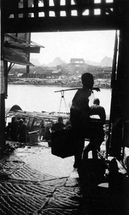 80年代的桂林老照片，当时撑着竹筏用鱼鹰捕鱼的场景现在几乎消失