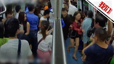男子地铁突然卧倒引恐慌为拍小视频 列车被迫清客_手机新浪网