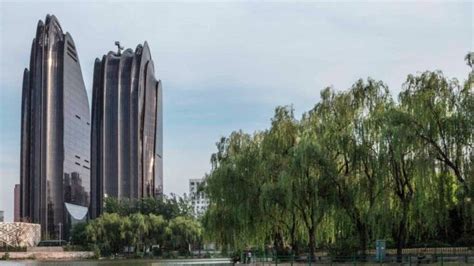 中国建筑师马岩松创作的朝阳公园广场建筑群，灵感来自群山