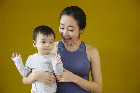 母亲照顾可爱的婴儿高清图片下载-正版图片502158727-摄图网