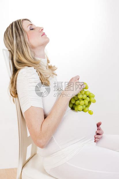 拿着一串葡萄的孕妇肖像高清图片下载-正版图片507166411-摄图网