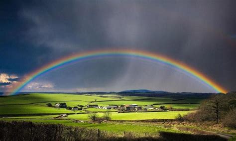 暴风雨后天空中的多色双彩虹高清图片下载-正版图片503321371-摄图网
