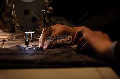 裁缝师在裁剪衣服裁缝师a服装2图片下载 - 觅知网