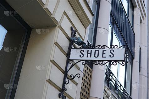 鞋店外招牌上的“鞋”字