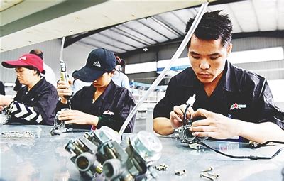 汉通（福建）机械工业科技有限公司车间里，工人在忙着组装产品零配件 - 南平新闻 - 东南网