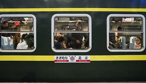 多图直击！北京春运首班列车，很多车厢上座率不足一半 - 封面新闻