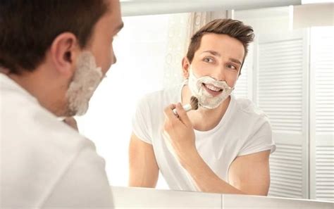 为何早上刮胡子比晚上好？医生一文解答：这两个时间不适宜刮胡子