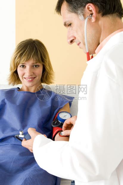 中年妇女家里用电子血压测量装置测量自己的血压女人家里测量自己的血压高清图片下载-正版图片300018803-摄图网