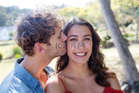 男人亲吻女人的脸颊高清摄影大图-千库网