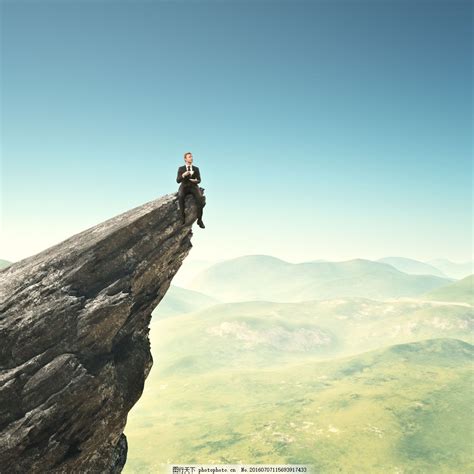 站在悬崖边上的图片,一个人在悬崖上的图片,一个无路可退的图悬崖(第4页)_大山谷图库