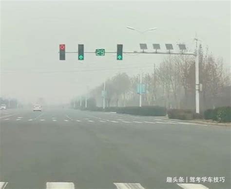 十字路口显示屏——红绿灯路口LED显示屏十字路口显示屏又称为路口诱导屏，它分为两种，一种是左转弯车道显示屏，主要用来提示驾驶员前方是左转待转 ...
