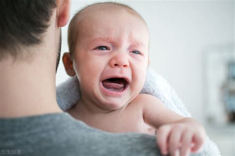 婴儿晚上哭闹是什么原因（宝宝睡着突然大哭是怎么回事）-幼儿百科-魔术铺