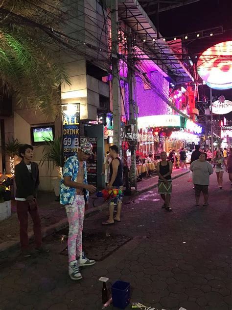夜色中的泰国芭提雅步行街