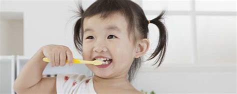 使用牙刷和膏打扫齿的儿童使用牙刷和打扫齿的儿童使用牙刷和膏打扫齿的儿童高清图片下载-正版图片306615363-摄图网