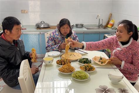 农村婆媳做午饭，烙15个饼子，再炒一些小菜，上桌烙馍卷菜真是香_凤凰网视频_凤凰网