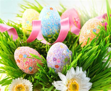 复活节彩蛋图片-绿色桌上的彩绘复活节蛋篮素材-高清图片-摄影照片-寻图免费打包下载