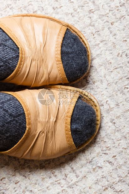 舒适柔软的鞋家里穿拖袜子的女脚高清图片下载-正版图片304152559-摄图网