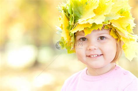 美丽的小女孩 在秋前秋叶的青树叶花圈中幸福叶子女性孩子橙子森林快乐微笑喜悦童年高清图片下载-正版图片320940066-摄图网