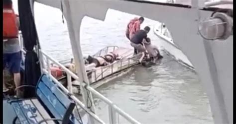 险！海口新埠岛一船只侧翻致12人遇险 海岸警察火速救援[图]_海口网