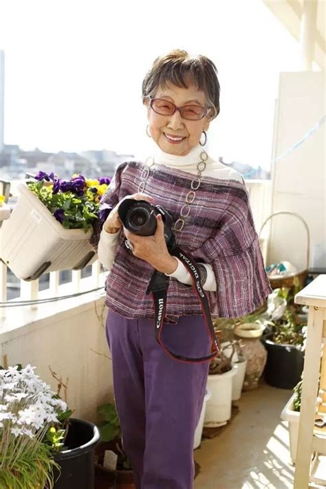 这位70岁的高龄奶奶，凭借好衣品和娃娃脸，活出了自己最美的样子|泡泡袖|老奶奶|线条_新浪新闻