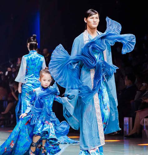 国潮汉风致敬传统文化，青年学子设计的汉服登上时装周舞台