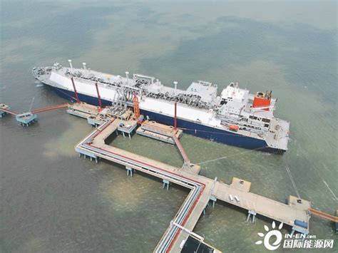 超大型LNG运输船“中能福石”轮停泊