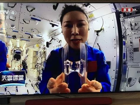 中国首位出舱行走女航天员王亚平：缩小和男航天员力量差距就靠练
