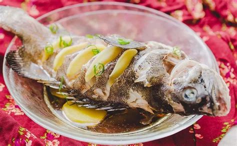 【正宗清蒸石斑鱼的做法,最正宗的做法步骤图解_怎么做好吃】_下厨房