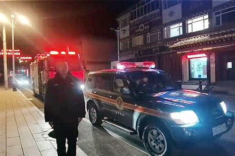新疆精河县6.6级地震 已致32伤其中2人重伤|界面新闻 · 中国