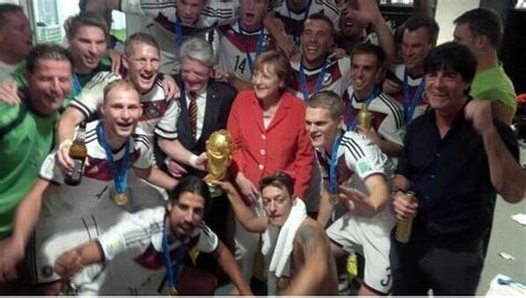 德国女总理进更衣室庆祝 波多尔斯基单独合影_世界杯_腾讯网