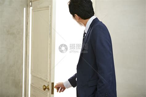 从打开的门看到男人牵着狗站着高清图片下载-正版图片501888890-摄图网