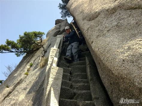 在大自然中攀爬朋友们爬到石头上女孩爬上石头高清图片下载-正版图片503517958-摄图网