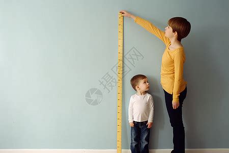 测量尺旁量身高的女孩高清图片下载-正版图片600556804-摄图网