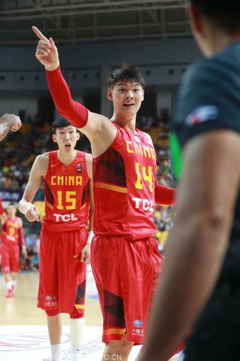 王哲林抵达北京与男篮会合 后卫线10日内回归