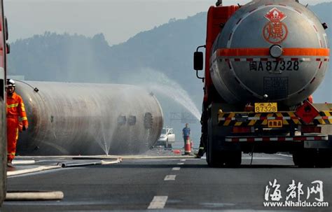 宜昌30余吨甲醇槽罐车高速上侧翻_龙华网_百万龙华人的网上家园