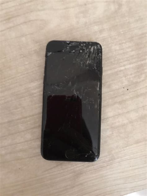 iPhone5屏幕摔了一下只有一半显示黑屏位置可以触屏就是显示不了怎么办？求助！！！修要多少钱哪里-iphone5屏幕黑屏iPhone手机