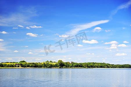 美丽的湖泊自然风景图片-平静的湖水风光素材-高清图片-摄影照片-寻图免费打包下载