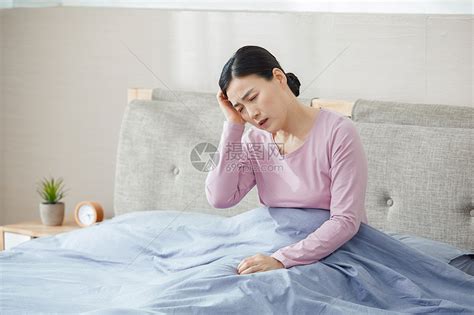 中年女性失眠头痛坐在床上高清图片下载-正版图片501318677-摄图网