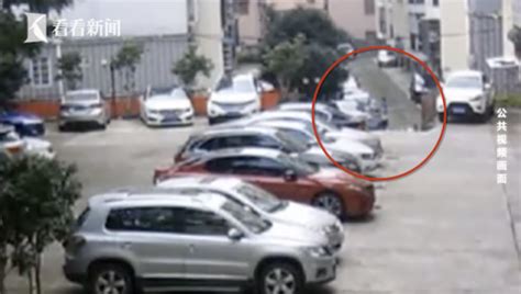 险火!桂林一吊车与小车发生碰撞，小车被撞成了这样-桂林生活网新闻中心