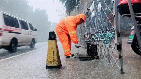 北京遇今年汛期最强降雨 市民冒雨出行_新浪图片