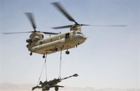 美军“超级种马”直升机吊装M777火炮