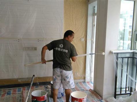 墙面刷乳胶漆步骤科普，谨记每遍腻子干透才能刷下一遍-旧房子刷乳胶漆