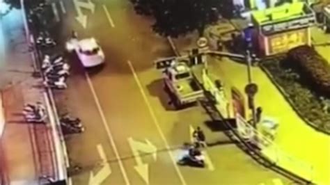 安徽：共享汽车街头反复撞人，4人被撞3车受损_凤凰网视频_凤凰网