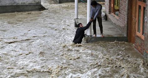 南亚洪灾已致超1200人丧生 孟加拉国三分之一地面被淹|界面新闻 · 天下