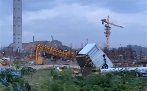 武汉龙卷风核心现场直击：十余吨的信号塔被掀倒，员工宿舍屋顶被掀
