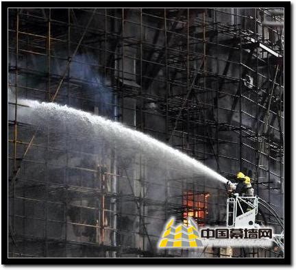 上海静安区高层住宅大火已被控制（图组）_行业资讯_幕墙网